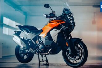 KTM ने आणली पहिली ऑटोमॅटिक ट्रान्समिशन बाईक; मिळेल 8.8-इंच स्क्रीन, 5 राइडिंग मोडही उपलब्ध