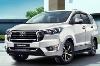 काय बोलता? Toyota Innova Crysta चा वेटिंग पीरियड कमी, वाचा नवी अपडेट