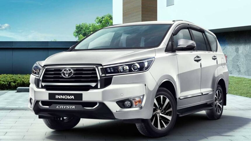 काय बोलता? Toyota Innova Crysta चा वेटिंग पीरियड कमी, वाचा नवी अपडेट