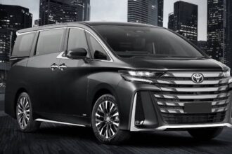 आलिशान Toyota Vellfire ची किंमत किती? ही कार कुठल्या सेलिब्रिटींकडे?.